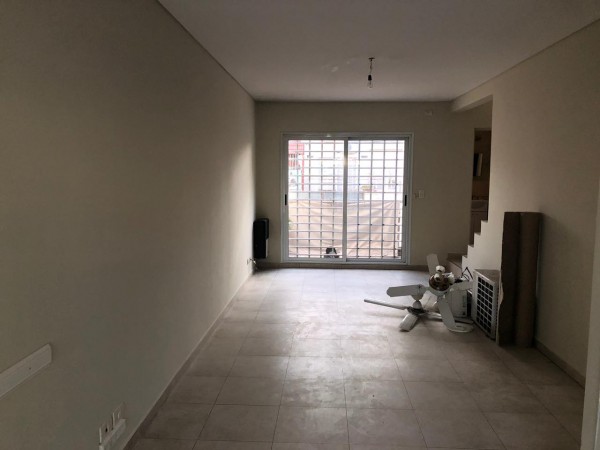 3 Amb Tipo Casa al Frente en Duplex c/Patio, Lavad, Parrilla. (7 Años Antig.) IMPECABLE