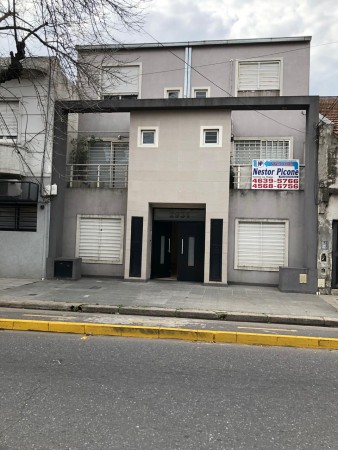 3 Amb Tipo Casa al Frente en Duplex c/Patio, Lavad, Parrilla. (7 Años Antig.) IMPECABLE