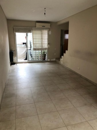 3 Amb Tipo Casa al Frente en Duplex c/Patio, Lavad, Parrilla. (7 Años Antig.) IMPECABLE