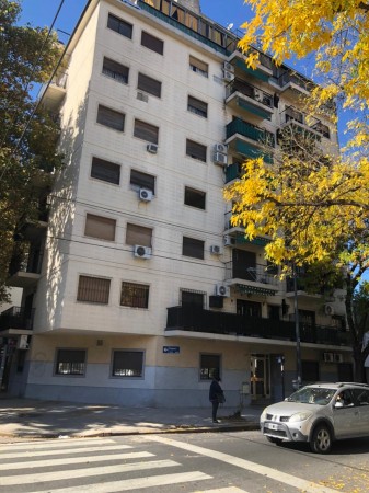 3 Amb.Tdo Frente edif.Esquina, Hermoso c/Balcon Fte..Excel. Ubicacion 1 Cuadra Centro Comercial Cuenca