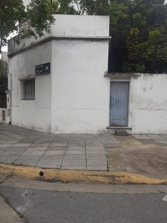 Tipo casa en esquina a refaccionar c/entrada independiente